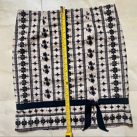 Nanette Lepore embroidered crochet pencil skirt tan neutral floral with bow - Picture 5 of 10
